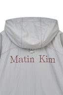 CROPPED BACK LOGO HOODY WIND BREAKER IN LIGHT BEIGE image 5
