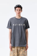 APPLIQUE FELT LOGO TOP FOR MEN IN CHARCOAL