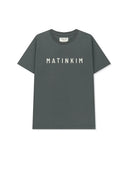 APPLIQUE FELT LOGO TOP IN CHARCOAL GREY
