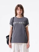 APPLIQUE FELT LOGO TOP IN CHARCOAL GREY