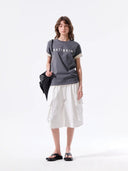 APPLIQUE FELT LOGO TOP IN CHARCOAL GREY